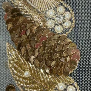 Encaje de Lujo con Cuentas Hechas a Mano, Diseño Floral, Hojas Doradas Antiguas y Perlas, 100% Poliéster, para Vestidos de Novia de Cultura India y Occidental - Product Image 1