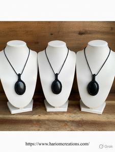 Collier ajustable en macramé avec pendentif en quartz, motif papillon, inspiré du bouddhisme, plaqué cuivre, bijoux minimalistes de guérison - Product Image 3