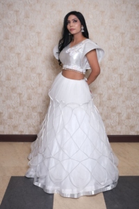 Lehenga Choli Blanco con Falda Acolchada, Vestido de Boda Tradicional Indio Largo hasta el Suelo, Viscosa, Corte Holgado, para Todas las Temporadas - Product Image 2