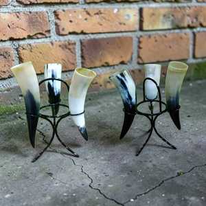 Ensemble de cornes à boire viking polies, écologiques et faites à la main, avec forme naturelle et support métallique, pour la réception de boissons médiévales - Product Image 3