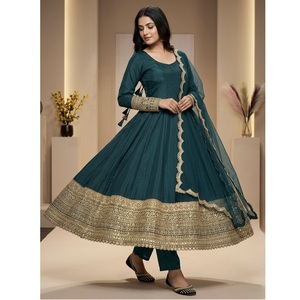 ชุดเดรส Anarkali สำหรับผู้หญิง ดีไซน์พิเศษ ประดับเลื่อมปักลายบนผ้าเครปธรรมชาติ ชุดเดรสยาวพร้อมกางเกงเข้าชุด และผ้าคลุมไหล่ Organza หนา - Product Image 1