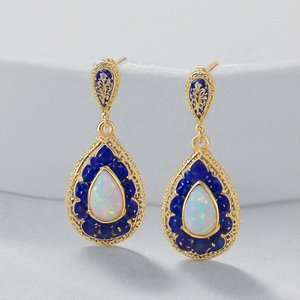 Boucles d'oreilles élégantes en opale plaquée or 18 carats, pierre de diamant poire, design blanc élégant pour les fêtes de mariage, accessoire de mode pour femmes - Product Image 3