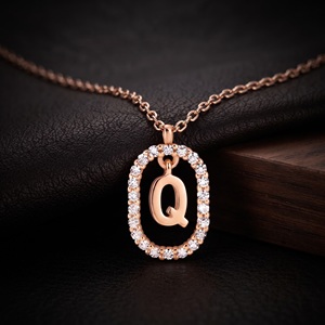 Pendentif lettre Q en or jaune avec accents de diamants sertis clos, charme classique unisexe pour usage quotidien - Product Image 1
