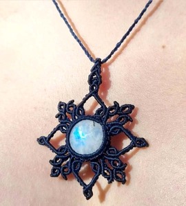 Collier Macramé Fleur Unisexe Shree Om Creations Vintage en Fil Noir avec Pierre de Lune Ronde de 15-20mm Sertie en Bezel - Product Image 1