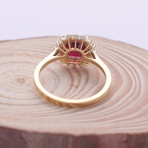 Anillo de Diamantes con Halo de Rubí Corte Cojín Certificado por IGI en Oro de 18K - Product Image 3