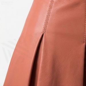 Jupe mini plissée en similicuir taille haute pour femme, couleur unie, style brillant, toutes saisons - Product Image 5