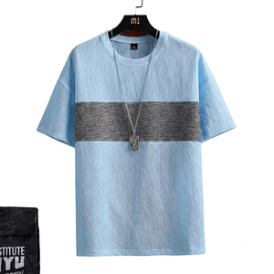 เสื้อยืดผู้ชายสีฟ้าอ่อน ผ้าเนื้อพิเศษ แถบสีเทาที่อก แขนสั้น สไตล์ลำลอง สตรีทแวร์ ทรงหลวม แฟชั่นฤดูร้อน ทันสมัย - Product Image 1