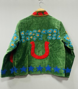เสื้อแจ็คเก็ตบอมเบอร์กำมะหยี่สีเขียวสวยงาม ปักลายดอกไม้และดาว คอตั้ง แขนยาว สวมใส่สบาย ทำมือ 100% - Product Image 2