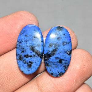 Paire de cabochons en dumortierite de qualité exclusive pour bijoux et boucles d'oreilles - Product Image 1