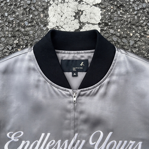 Blouson Bomber en Satin à Col Rond pour Homme avec Broderie Lettres, Veste en Soie Satinée Grise à Fermeture Éclair, Blouson Universitaire en Satin Personnalisé avec Broderie - Product Image 4