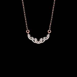 Collier Mangalsutra élégant plaqué or serti de diamants avec perles noires, design de pendentif incurvé moderne, bijoux fins - Product Image 2