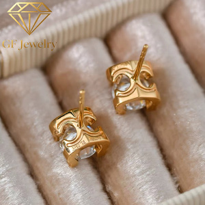 Boucles d'oreilles clous en or jaune 18 carats avec diamant de laboratoire rond à quatre griffes, bijoux fins classiques de luxe - Product Image 4