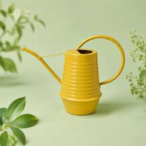 Arrosoir en métal jaune avec long bec pour le jardinage, finition peinte durable - Product Image 1
