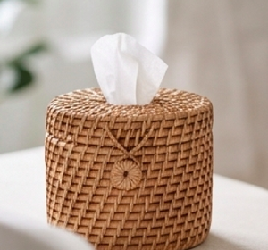 Porte-serviettes rond élégant en rotin pour une utilisation contemporaine dans la salle à manger, la cuisine et comme accessoire décoratif. - Product Image 6
