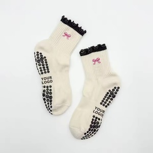 Chaussettes de yoga et de pilates personnalisées avec logo brodé, fabriquées par JZVINA, écologiques, avec bordure décorative, design multicolore - Product Image 5