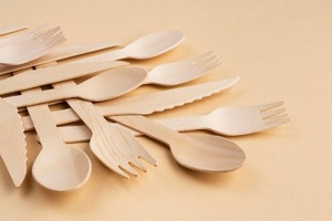 Nouvelles fourchettes compostables en bois de bouleau de 155 mm pour la restauration rapide et les emballages de collations, idéales pour les fournitures de traiteur et les aires de restauration événementielles. - Product Image 1