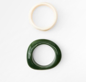 Ensemble de bracelets classiques en jade vert et crème, bracelets en résine de luxe unisexes pour femmes, collection de créateurs pour les fêtes, personnalisable - Product Image 1