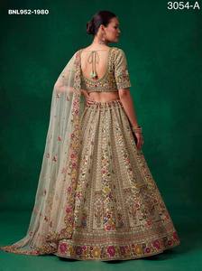 Hermoso Conjunto Lehenga de Seda Gadhwal con Hilo de Flores Coloridas, Cristales, Perlas, Lentejuelas y Diamantes de Circonio, a Precio de Mayoreo - Product Image 2