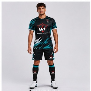 Tenue de football personnalisée, ensemble sportif haute performance, maillot et short de football, tissu flexible et respirant pour adultes, jeunes et clubs. - Product Image 3