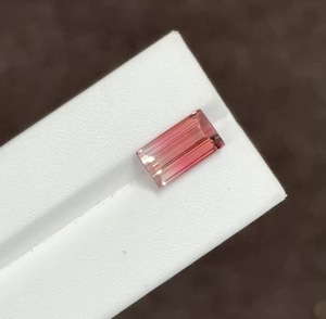 Turmalina Bicolor Natural de 6.04 Quilates, 13.5x7.5mm, Corte Octogonal, con Juego de Color, para Joyería Fina - Product Image 1