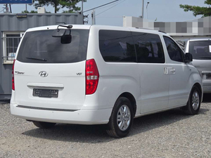 Fourgonnette d'occasion Hyundai Starex 2017 blanche, toit surélevé, pour 12 passagers, véhicule d'occasion coréen - Product Image 2