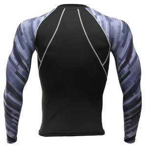 Camiseta de compresión deportiva para hombre, diseñada para surf, natación, entrenamientos en la playa y deportes acuáticos, con venta en línea. - Product Image 2