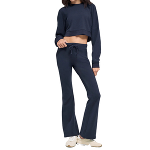 Conjunto de 2 piezas para mujer de alta demanda: Sudadera corta de cuello redondo y pantalones de chándal de corte acampanado, conjunto suave para descansar, venta al por mayor de fábrica personalizada OEM - Product Image 5