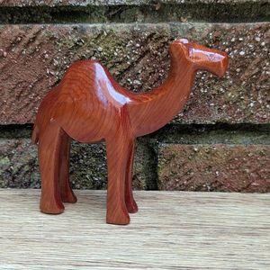 Figurine de chameau en bois de designer pour centre de table, décoration d'étagère de salon et embellissement artistique - Product Image 1
