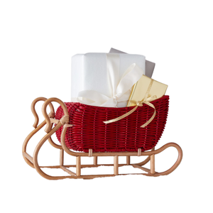 Cesta de mimbre navideña con cuerpo tejido en rojo y cajas de regalo para decoración de mesa en eventos. - Product Image 1