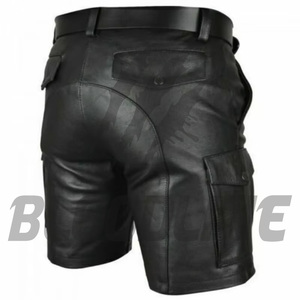 Shorts cargo pour homme en PU noir avec poches, fermeture à boucle, style motard, logo imprimé par transfert thermique sur le devant - Product Image 4