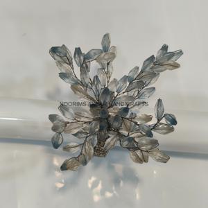 Anneaux de serviette de luxe haut de gamme, écologiques, design européen, avec perles et détails floraux en verre décoratif pour les fêtes - Product Image 3