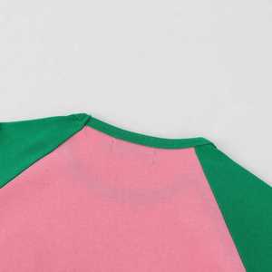 Camiseta Raglán Premium Rosa y Verde AKA para Mujer, Diseño con Estampado de Letras Griegas, Manga en Contraste, Cuello Redondo, Alta Calidad, Informal - Product Image 4