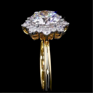 Anillo de Diamantes Cultivados en Laboratorio con Halo Floral Redondo y Brillante en Oro Amarillo, Anillo de Diamantes para Boda y Aniversario para Mujer - Product Image 3