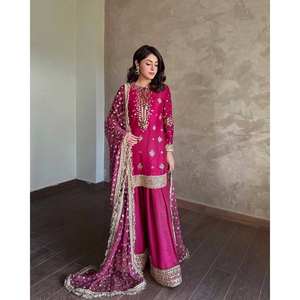 Ensemble de costumes de soirée pour femmes de créateur avec broderie Zari et paillettes - Product Image 5