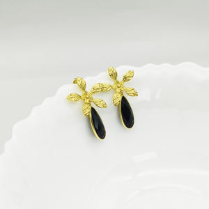 Pendientes de botón con diseño de flor y piedra de ónix negro en forma de lágrima, chapados en oro vermeil. |   Joyería Hecha a Mano en Plata de Ley 925 - Product Image 2