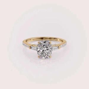 Anillo de compromiso de tres piedras con diamante cultivado en laboratorio de corte cojín en oro amarillo de 14K con piedras laterales de baguette cónicas y pavé para boda - Product Image 1