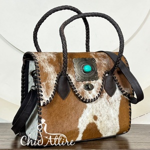 Sac fourre-tout de créateur en cuir véritable de vachette à poils, orné de conchos turquoise, le plus vendu, pour femme, à porter à l'épaule ou en bandoulière, idéal pour un usage quotidien - Product Image 1
