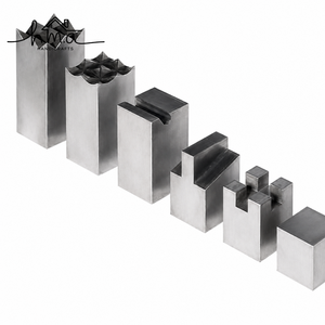 Jeu d'échecs en laiton noir et or avec pièces sculptées coniques, plateau quadrillé et étui de rangement, jeu décoratif - Product Image 3