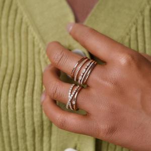 แหวนทองคำ 14K โรสโกลด์ ประดับเพชรแล็บโกรว์แบบไขว้ - Product Image 4