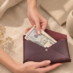 Enveloppe à monnaie en cuir véritable de qualité supérieure, conçue pour la gestion budgétaire mensuelle, le rangement de l'argent liquide, la gestion des économies, les reçus et les cartes, en vente. - Product Image 5