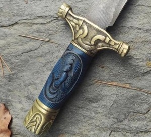 Couteau à lame pointue en acier de Damas avec manche bleu et étui en cuir, lame droite - Product Image 3