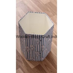 ถังขยะทรงหกเหลี่ยมแบบพับได้ ทำจากผ้าฝ้ายและกระดาษแข็ง งานแฮนด์เมด ดีไซน์สวยงาม พิมพ์ลาย DIY ใช้ได้ทั้งภายในและภายนอกอาคาร เหมาะสำหรับใช้ในบ้าน สำนักงาน หรือริมถนน - Product Image 5