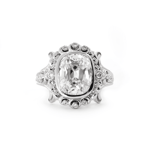 Bague en or blanc 18 carats de 4,5 ct, style victorien d'inspiration antique, avec un solitaire de forme coussin allongé et un serti en filigrane orné - Product Image 2