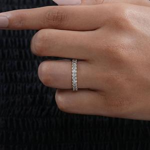 Anillo de Compromiso Minimalista ROYAL SAGA de Plata 925 Chapado en Oro con Diamantes CZ de Media Eternidad, Corte Ovalado, Joyería Fina para Mujer - Product Image 2