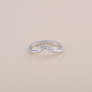 Anillo de Boda Chevron de Moissanita y Diamante en Oro Blanco, Anillo Curvo en V con Hoja Marquesa, Joyería Apilable para Promesa Nupcial, Regalo - Product Image 1
