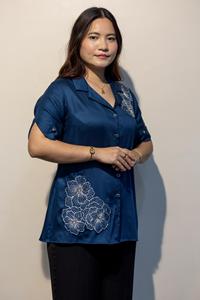 Camisa DAPHNE Azul Giza de Algodón Premium y Elegante para Mujer, Compre Directamente del Proveedor - Product Image 2