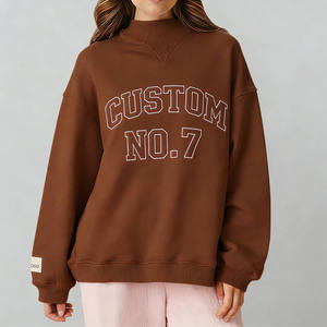 Sudadera Oversize Beige de Cuello Redondo para Mujer con Estampado de Letra N.º 7 Blanca Personalizada, 100% Algodón Tejido, Prenda de Otoño con Cuello Simulado - Product Image 4