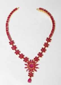 Conjunto de Collar y Pendientes de Latón Chapado en Oro con Rubíes Rojos y Diseño Floral, Joyas Memoria, Venta al por Mayor - Product Image 2