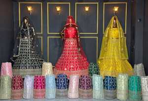 Blouse Choli en tissu lourd ornée de détails miroir et de pierres pour tenues de mariage et de fête - Product Image 4