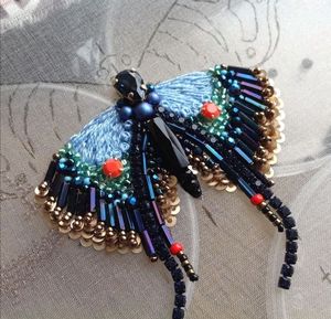 Broche de Lujo Hecho a Mano con Bordado y Cuentas para la Moda Elegante de la Mujer - Product Image 4
